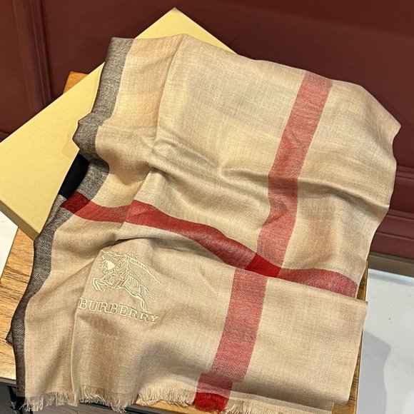 burberry classic diamond pattern scarf - Picture 5 of 9